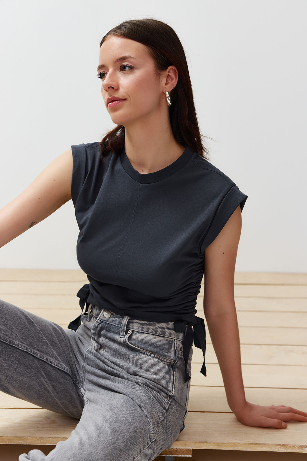 TRENDYOLMILLA Antrasit %100 Pamuk Buzgu Detayl? Crop Yarasa Kol Orme T-Shirt TWOSS24TS00026  фото 9