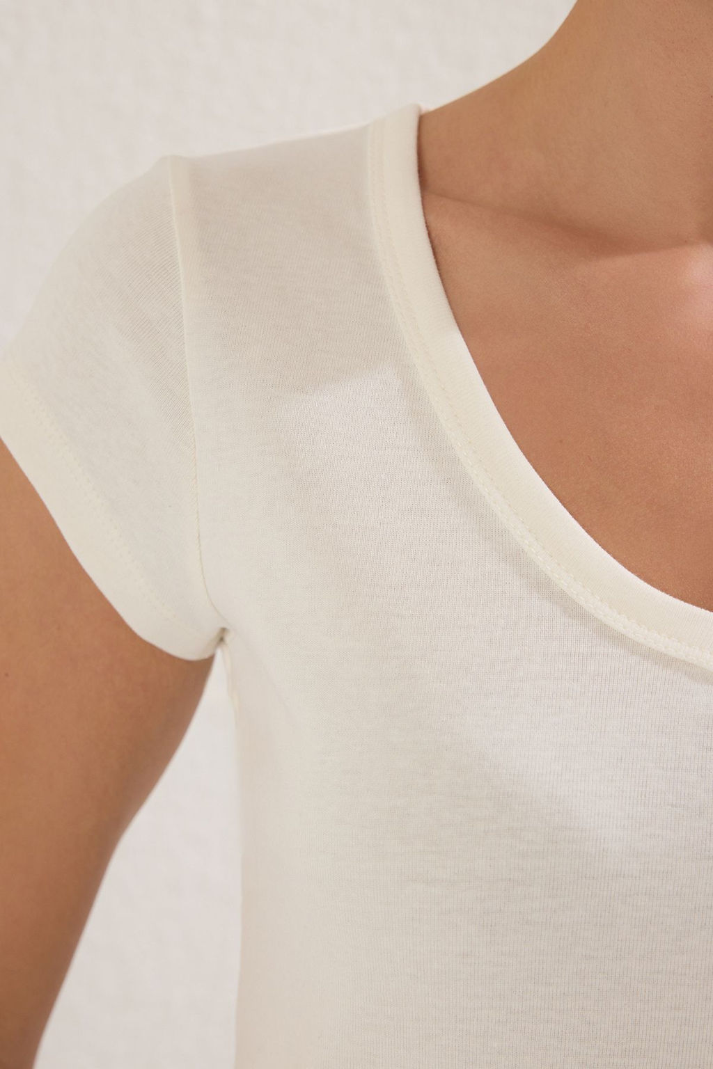 Trendyolmilla Siyah V Yaka Fitted/Vucuda Oturan Orme Bluz TWOSS25BZ00208 фото 11