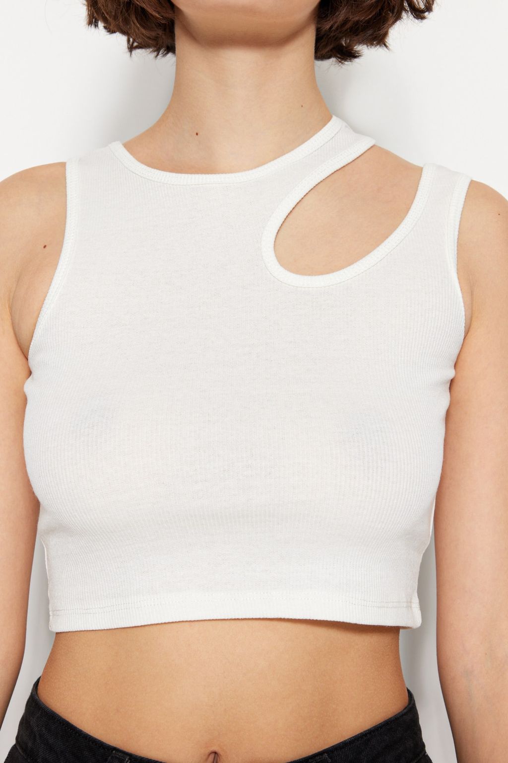 Trendyolmilla Siyah-Beyaz 2li Paket Cut Out Detayl? Fitted Crop Fitilli Esnek Orme Atlet TWOSS23AL00006  фото 4