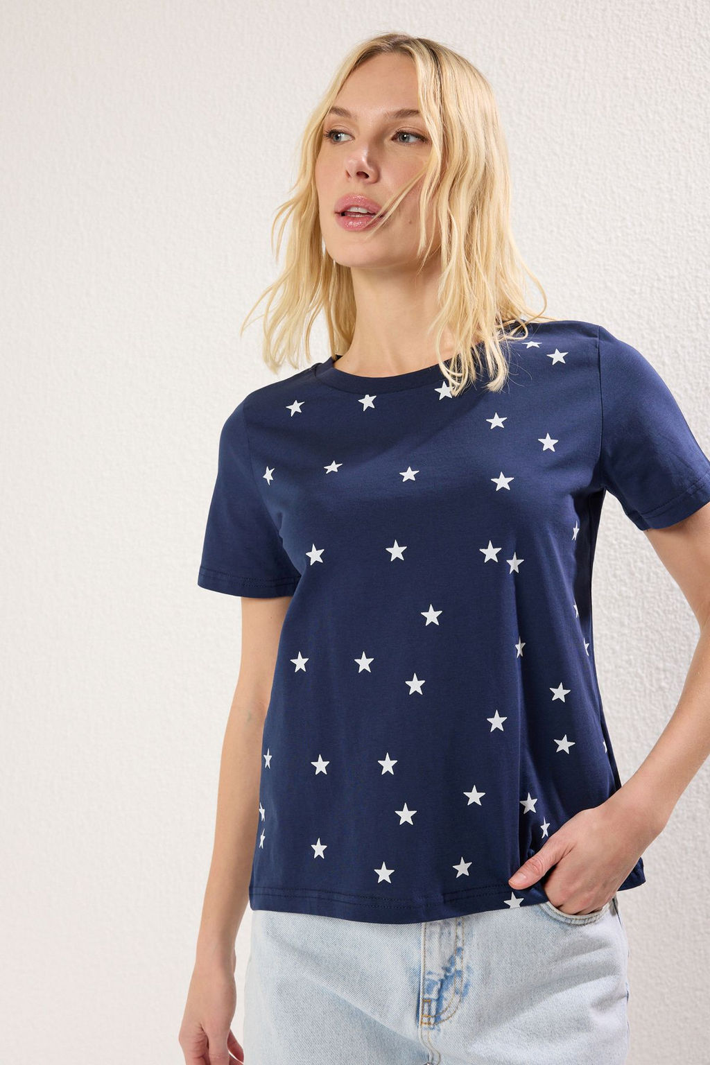 Lacivert Kal?n Pamuklu Varak Y?ld?z Bask?l? Regular/Normal Kal?p Orme T-Shirt TWOSS20TS0757