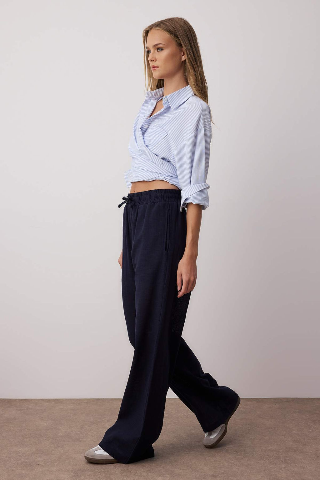 Lacivert Keten Gorunumlu Wide Leg/Genis Paca Sort Astarl? Beli Lastikli Pantolon TWOSS25PL00121