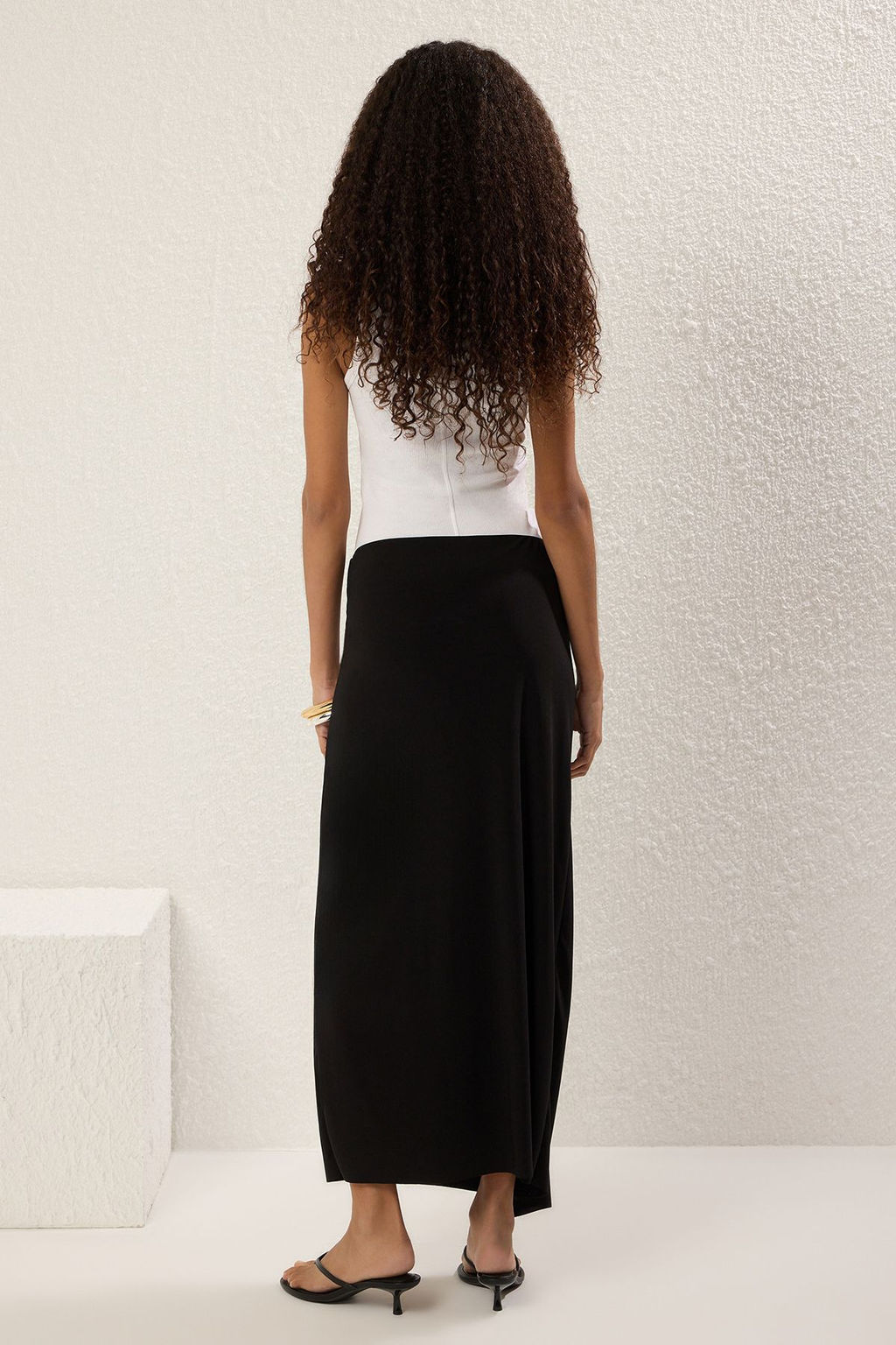 TRENDYOLMILLA Siyah Buzgu ve F?rf?r Detayl? Vucuda Oturan Orme Bal?k Etek TWOSS25ET00165 фото 4