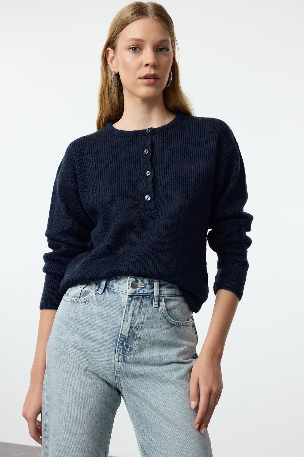 TRENDYOLMILLA Lacivert More Sustainable Yumusak Dokulu Genis Kal?p Basic Triko Kazak TWOAW25KZ00309
