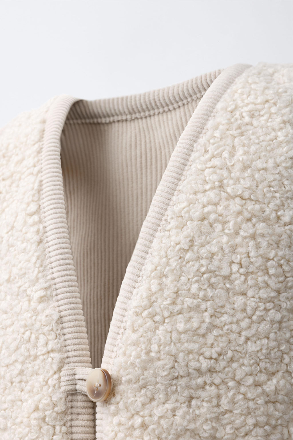 CONTRAST CORDUROY AND FAUX SHEARLING WAISTCOAT - Zara фото 4