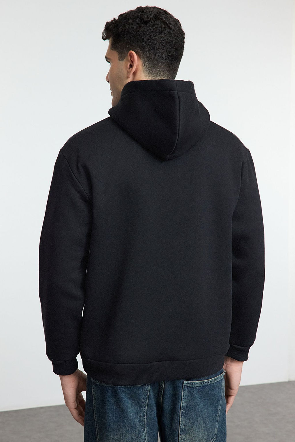 TRENDYOL MAN Siyah Oversize/Genis Kesim Yaz? Bask?l? Kapusonlu Ici Polar Sweatshirt TMNAW25SW00100 - Trendyolmilla фото 5
