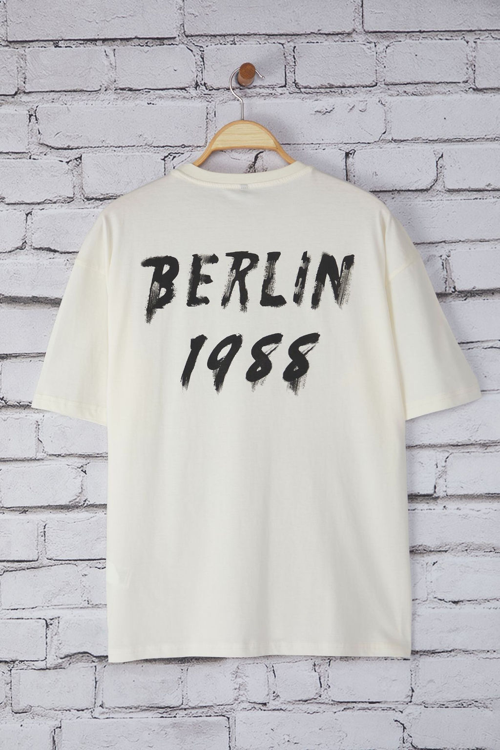 TRENDYOL MAN Ekru Oversize/Genis Kesim Berlin S?rt Bask?l? %100 Pamuk T-Shirt TMNSS25TS00157 - Trendyolmilla фото 2