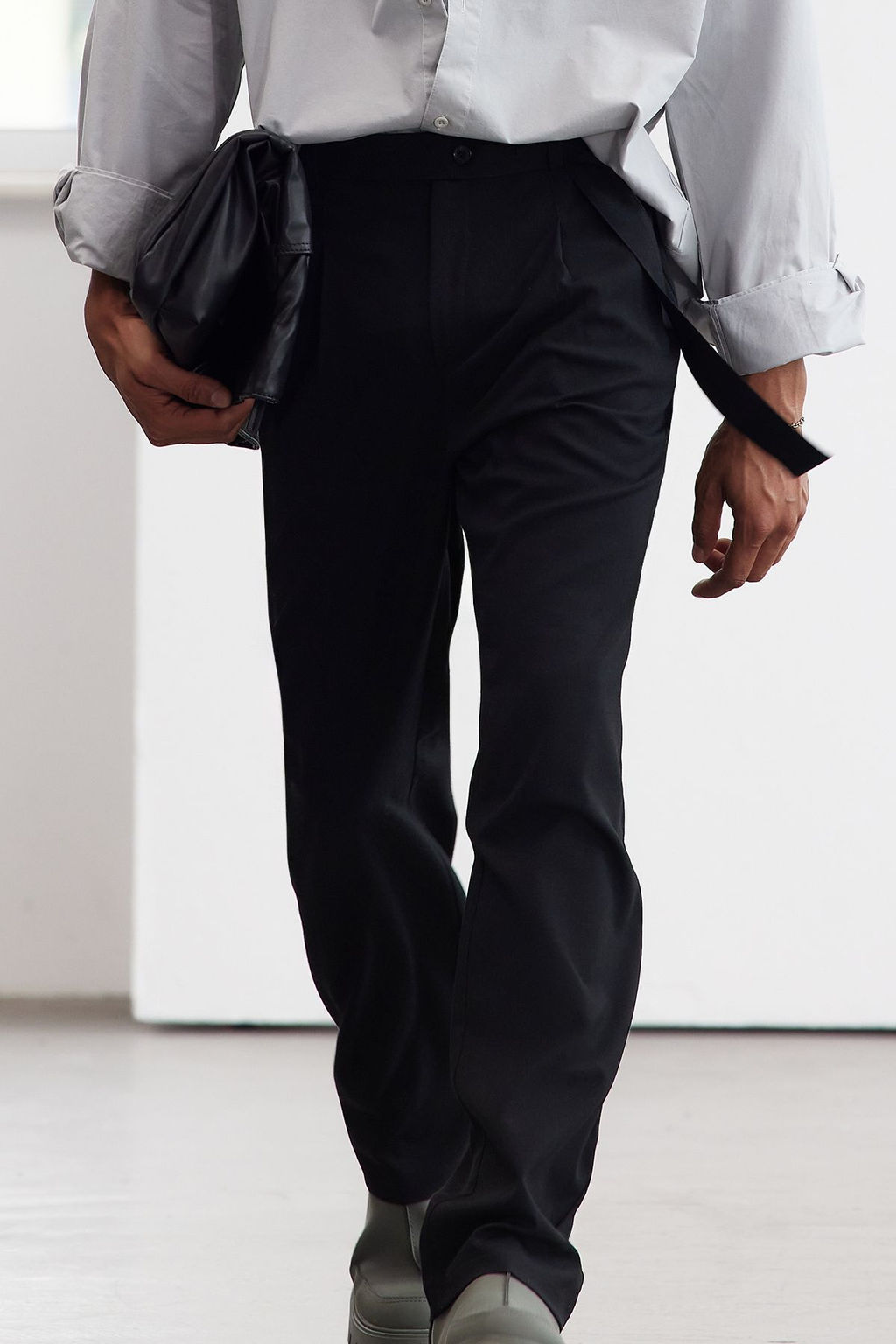 TRENDYOL MAN Limited Edition Siyah Straight Fit Beli C?kart?labilir Kemer Detayl? Kumas Pantolon TMNAW25PL00001