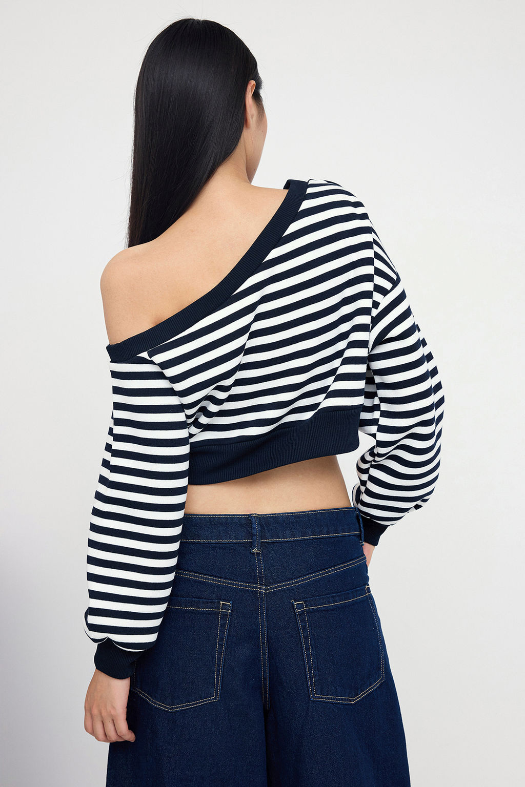 TRENDYOLMILLA Siyah Regular Kal?p Kal?n Ici Polarl? Crop Asimetrik Yaka Orme Sweatshirt TWOAW25SW00143  фото 4