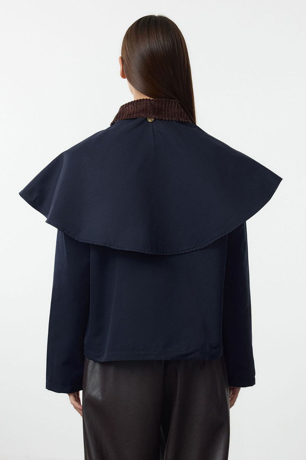 TRENDYOLMILLA Kahverengi Omuz ve Yaka Detayl? Pelerinli Oversize Ince Ceket Mont TWOAW25MO00206  фото 5