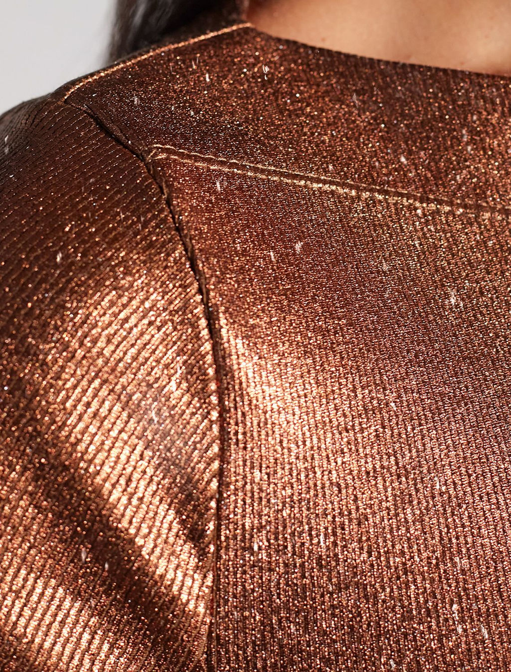 Футболка облегающая из хлопка в рубчик с вырезом лодочка с матовым покрытием металлик