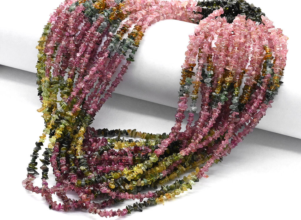 Бусины из турмалина крошка 4*1мм, 44см Радуга камня