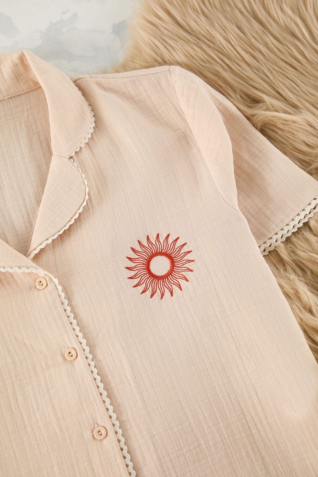 Trendyolmilla Lacivert %100 Pamuklu Dantel ve Nak?s Detayl? Muslin Sortlu Dokuma Pijama Tak?m? THMSS25PT00038  фото 8