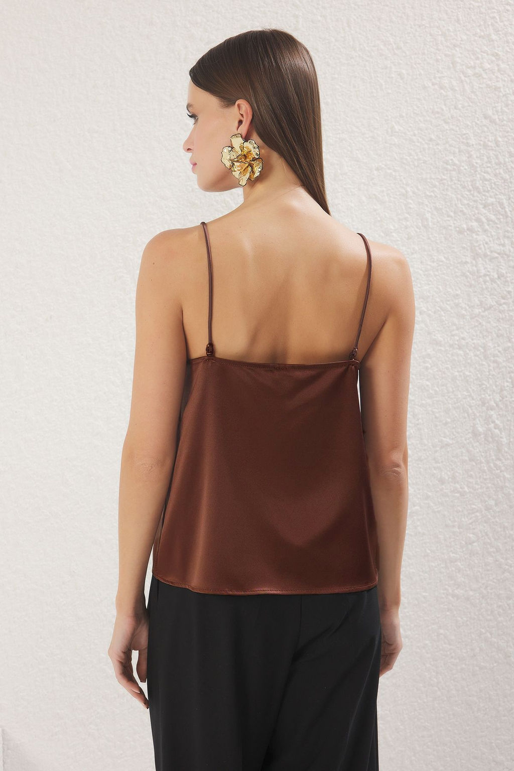 Trendyolmilla Kahverengi Saten Dokuma C?tc?tl? Otrisli S?k Bluz TPRSS25BZ00044