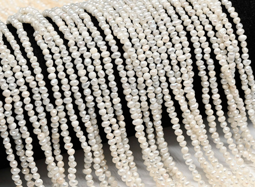 Бусины жемчуг шарик 3мм белый, 34см, 150 бусин. Радуга камня