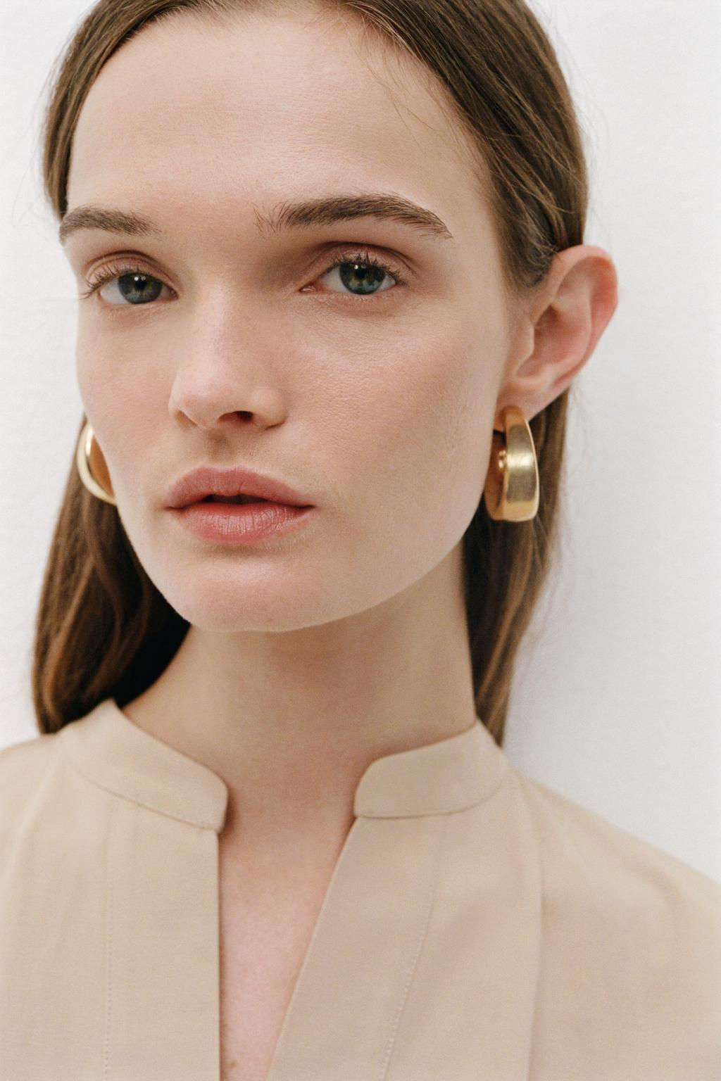 VOLUMINOUS HOOP EARRINGS