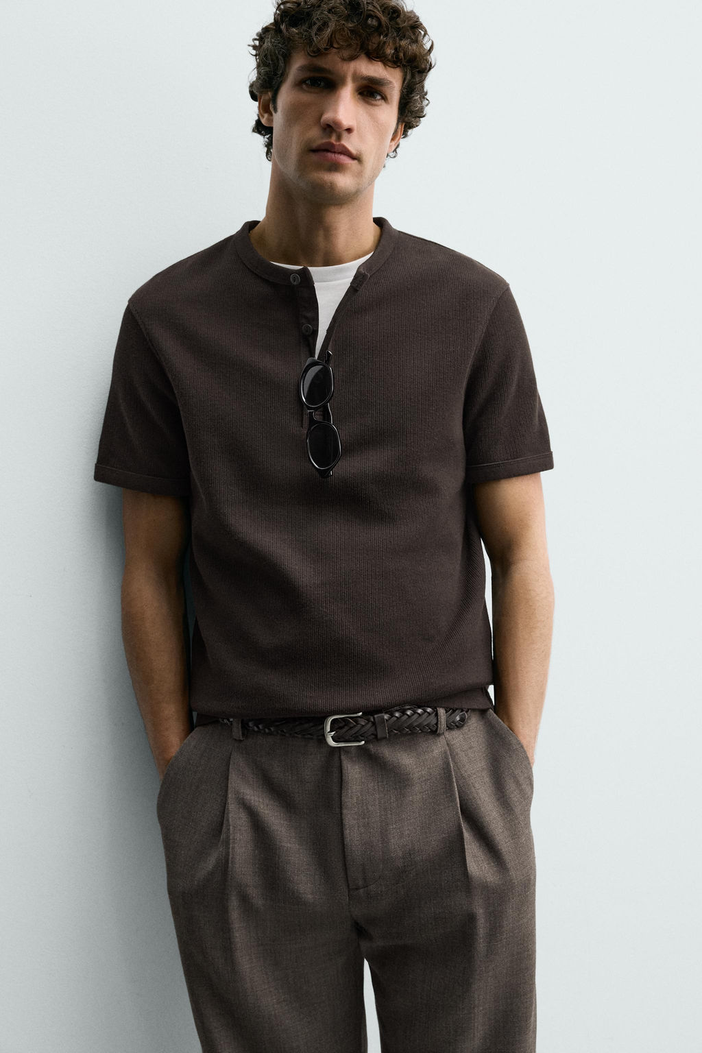 CAMISETA ESTRUCTURA CUELLO PANADERO / Chocolate