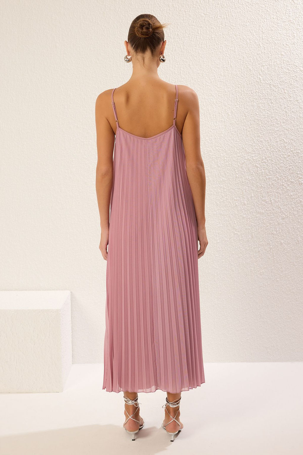 TRENDYOLMILLA Siyah Duz Y?rtmacl? Maxi Piliseli A-line Esnek Orme Elbise TWOSS25EL00170 фото 16