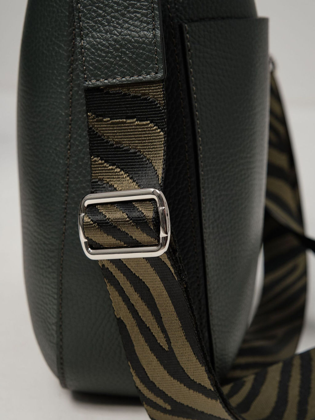 Сумка кожаная на плечо Azaro 30868 дремучий лес