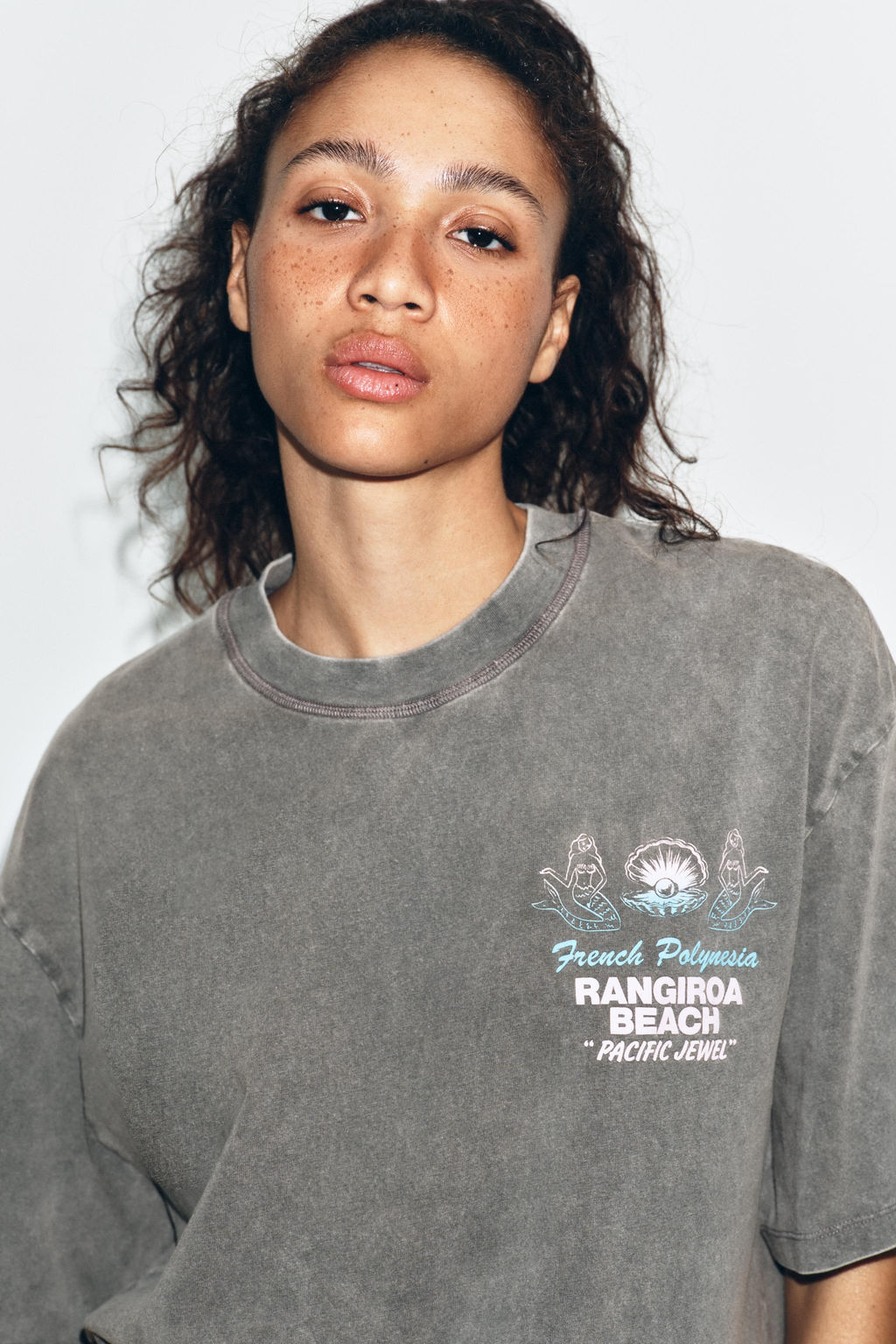 CAMISETA EFECTO LAVADO TEXTO / Gris antracita