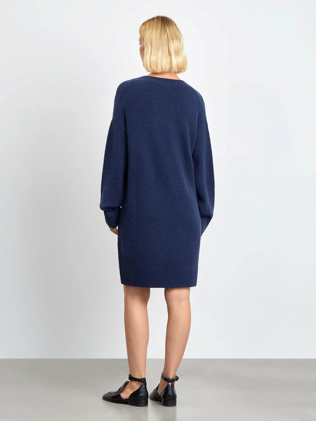 Мягкое вязаное платье-кокон в синем цвете - Emka фото 5