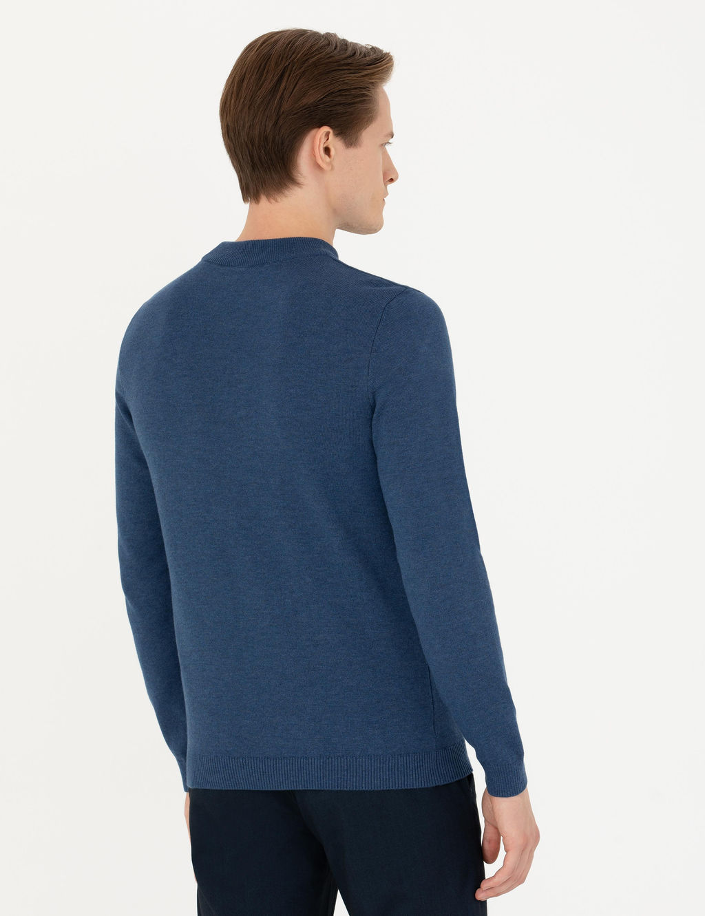 Базовый трикотажный свитер стандартного кроя цвета индиго с четверть-черепаховым воротником