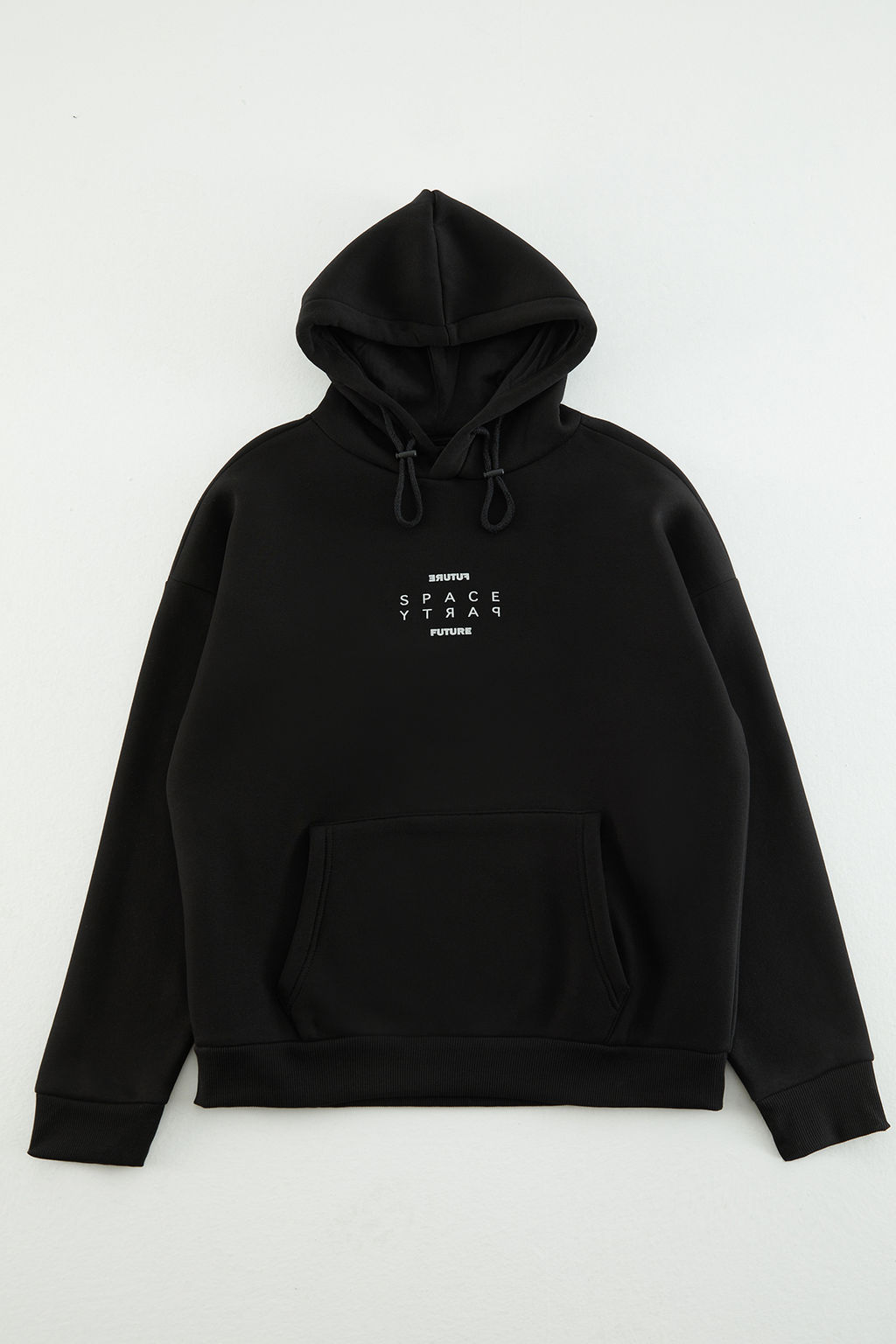 Siyah Regular Fit/Normal Kesim Kapusonlu Reflektor Yaz? Bask?l? Sweatshirt TMNAW24SW00030 - Trendyolmilla фото 3