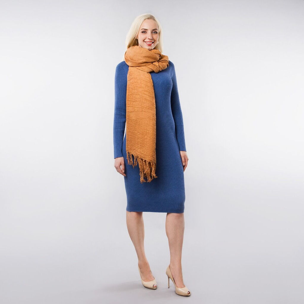 Объемный палантин гофре цвета рыжей охры - Модные истории фото 3