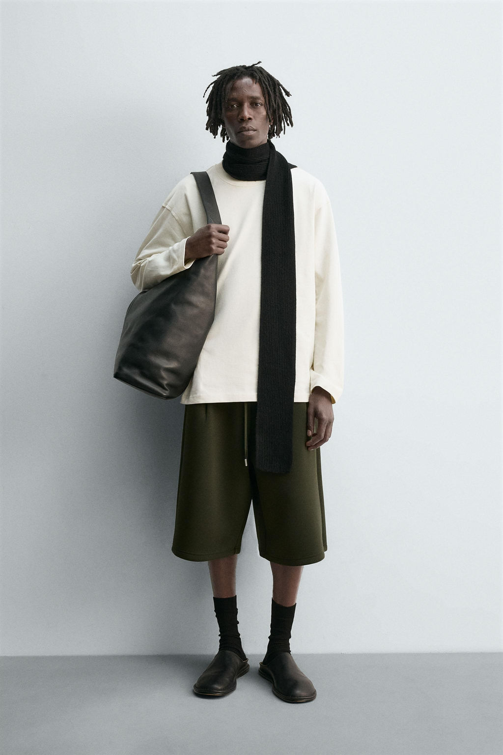 PLEATED NEOPRENE-EFFECT LONG BERMUDA SHORTS