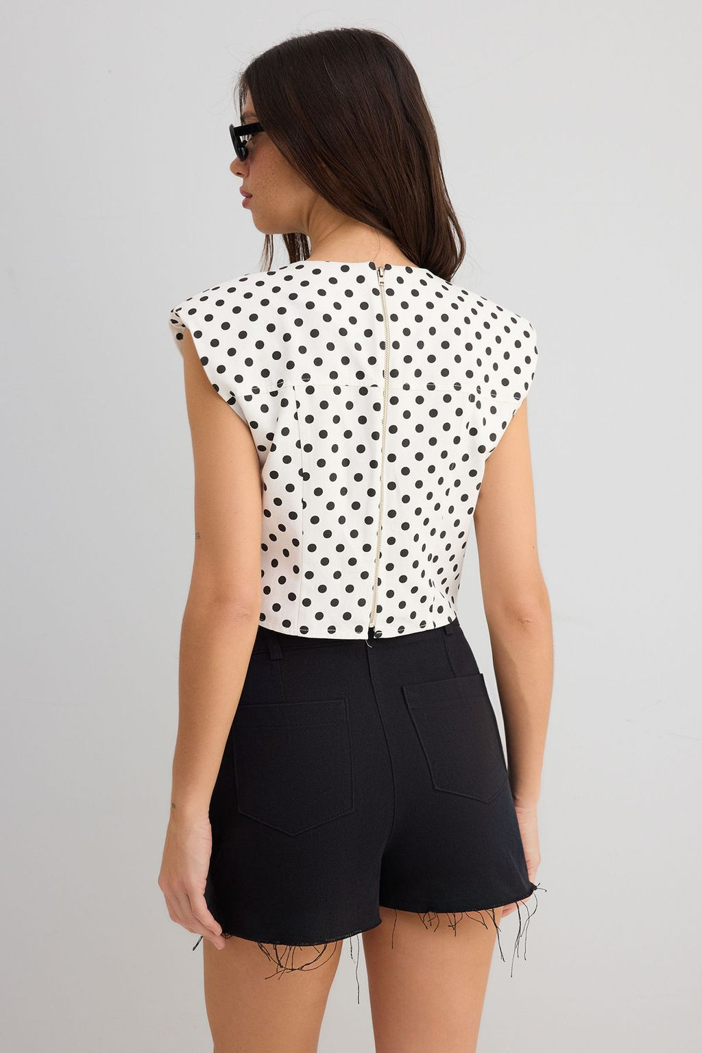 Trendyolmilla Beyaz Gabardin Pamuklu Crop Fitted Puantiyeli Dokuma Bluz TWOSS25BZ00556  фото 6