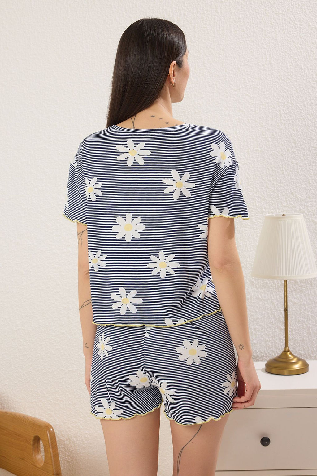 Trendyolmilla Sar?-Cok Renkli Cicekli ve Cizgili Baby Overlok Detayl? Sortlu Orme Pijama Tak?m? THMSS25PT00205 фото 11