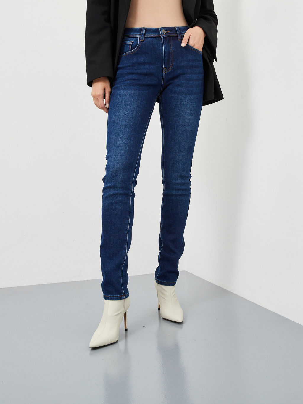 Утепленные женские джинсы зауженного кроя на флисе