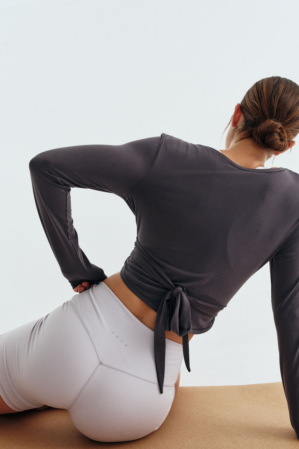 Top de yoga cropped con nudo decorativo SoftMove - H&m фото 3