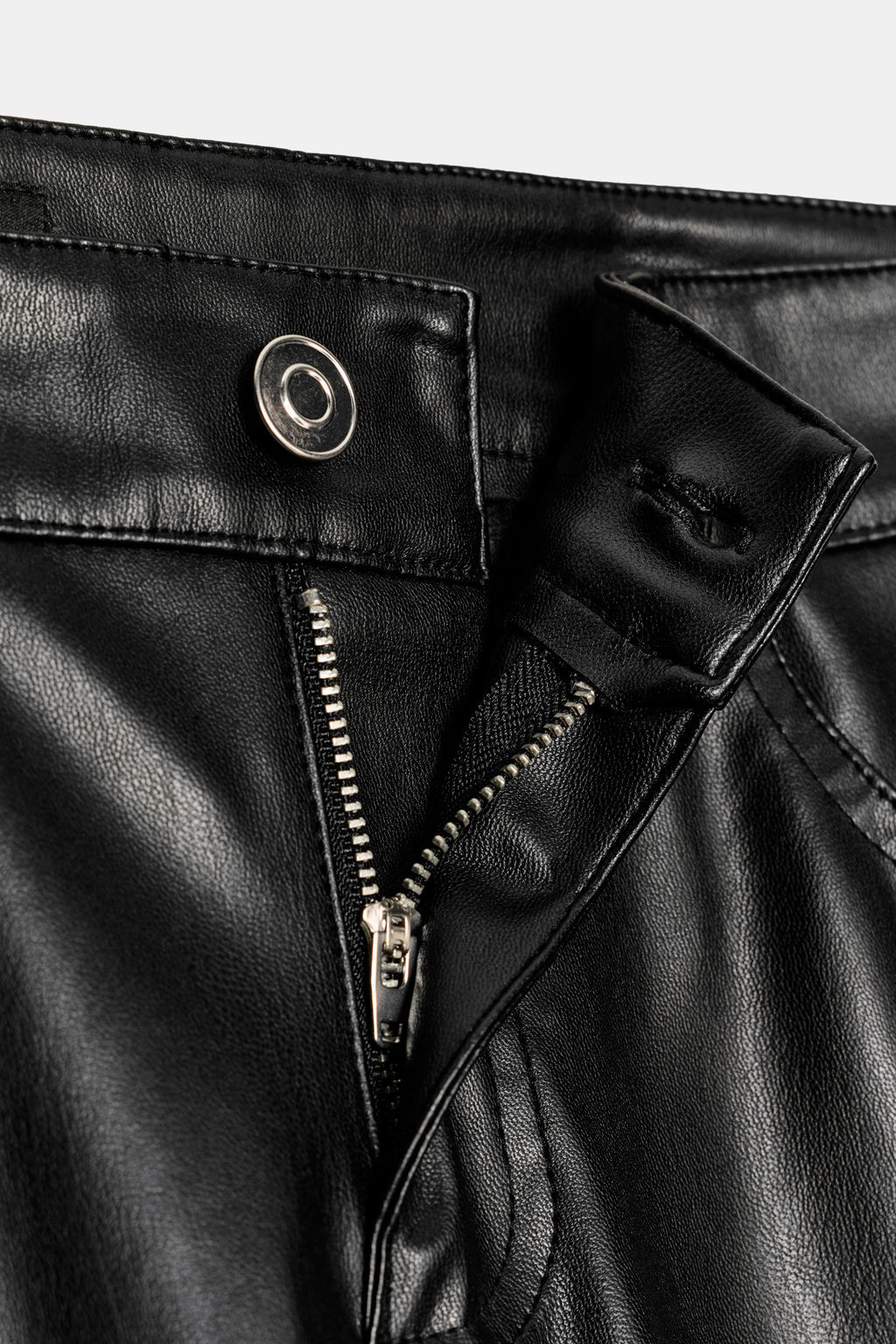 FAUX LEATHER LOW-RISE TROUSERS - Zara фото 6