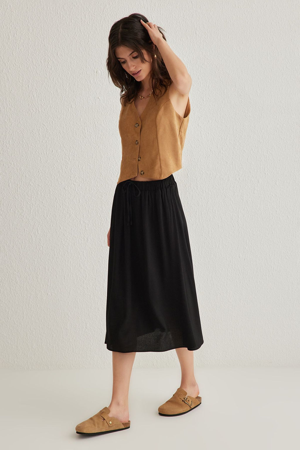 TRENDYOLMILLA Siyah Belden Lastik Detayl? Crinckle Kumas Midi Boy Dokuma Etek TWOSS25ET00014 фото 3