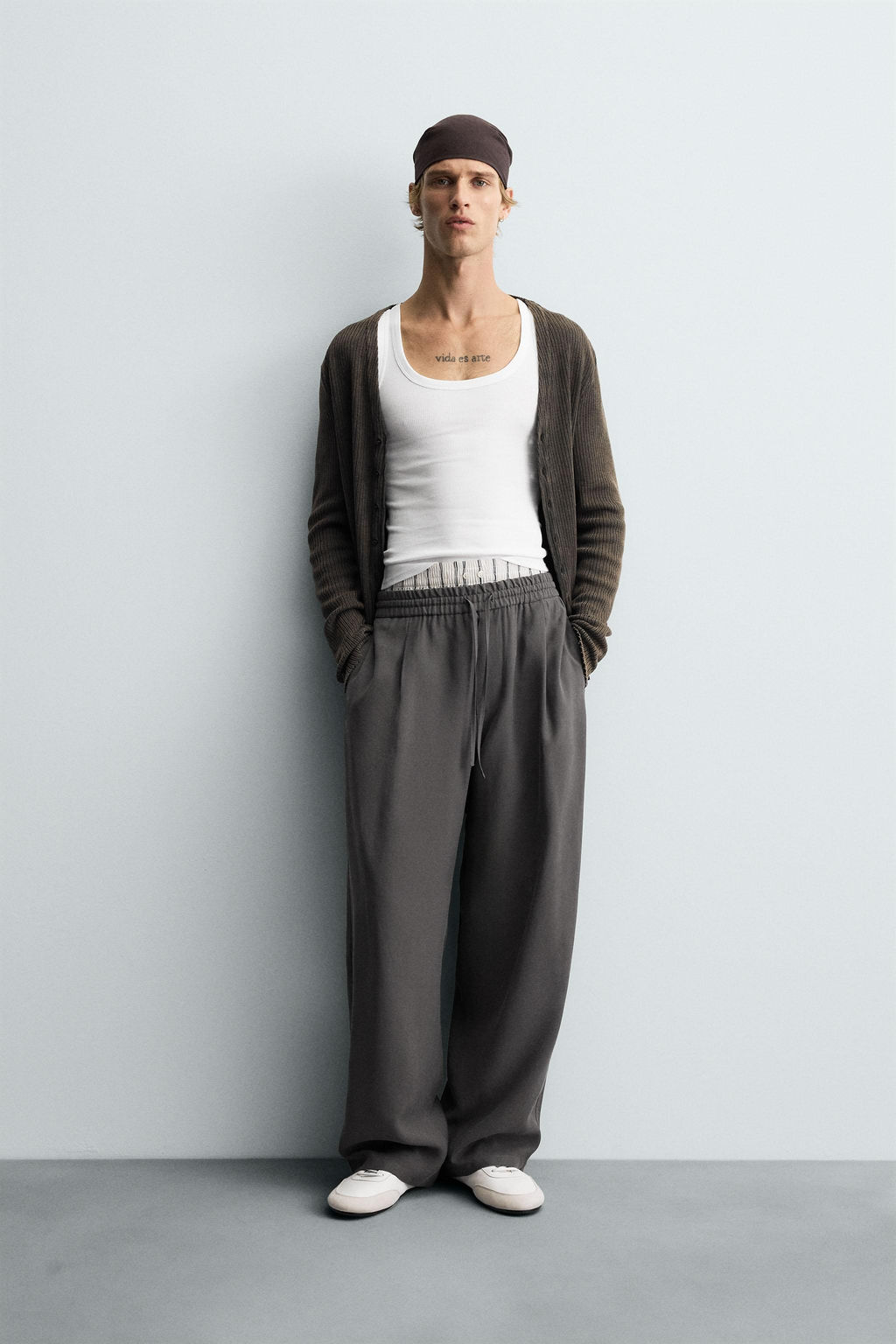 FLOWING TROUSERS WITH STITCHING