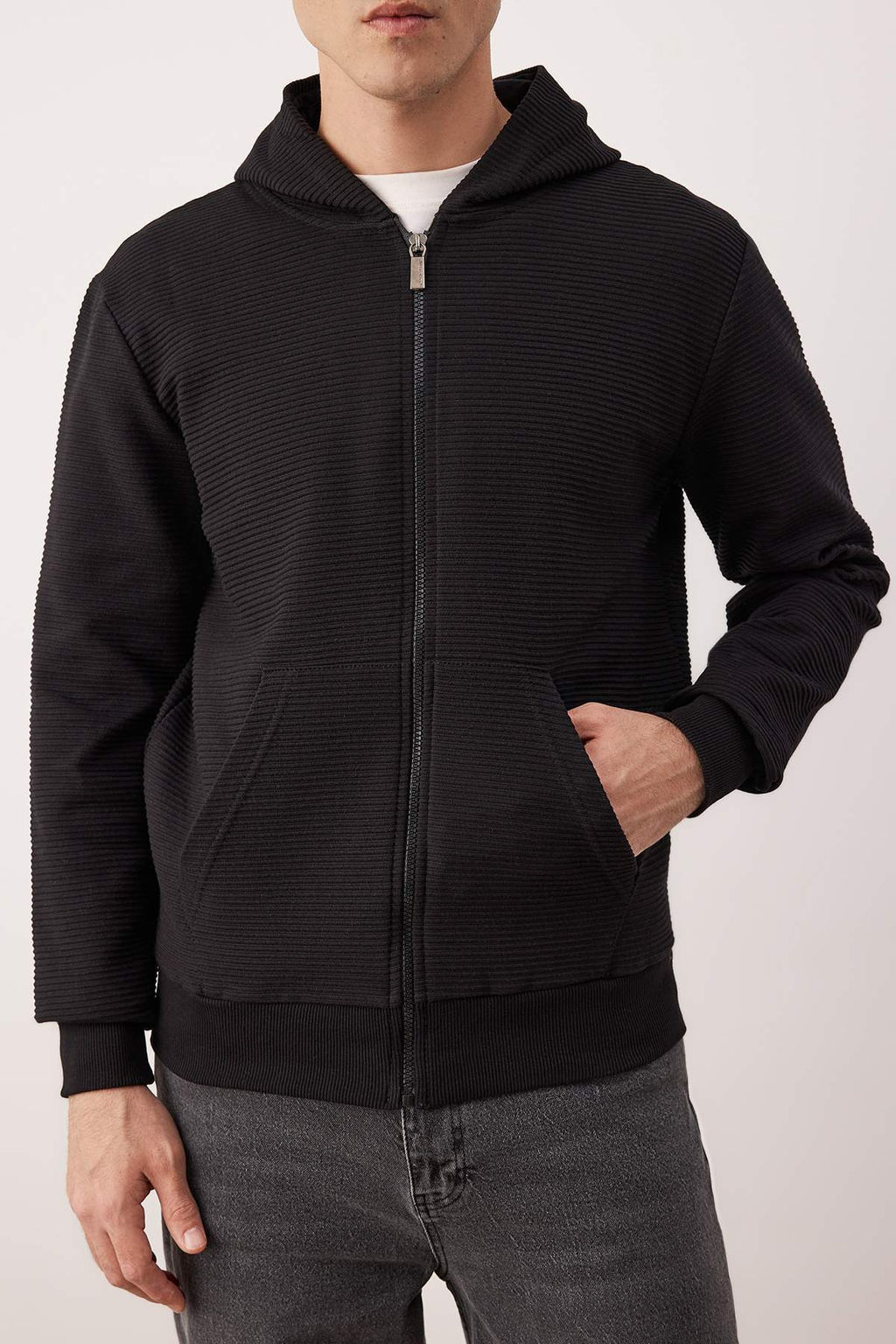 Siyah Regular/Normal Kesim Fermuarl? Kapusonlu Dokulu Sweatshirt TMNAW26SW00067