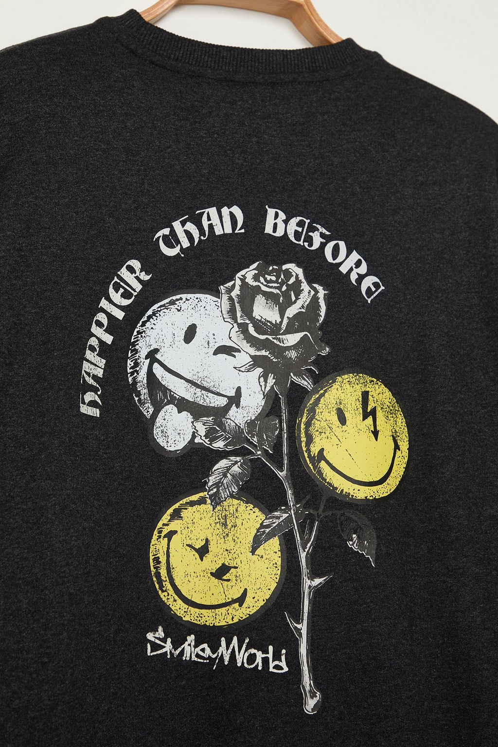 TRENDYOL MAN Un?sex Antrasit Oversize/Genis Kesim Smiley Orijinal Lisansl? S?rt Bask?l? Sweatshirt TMNAW25SW00132 - Trendyolmilla фото 8
