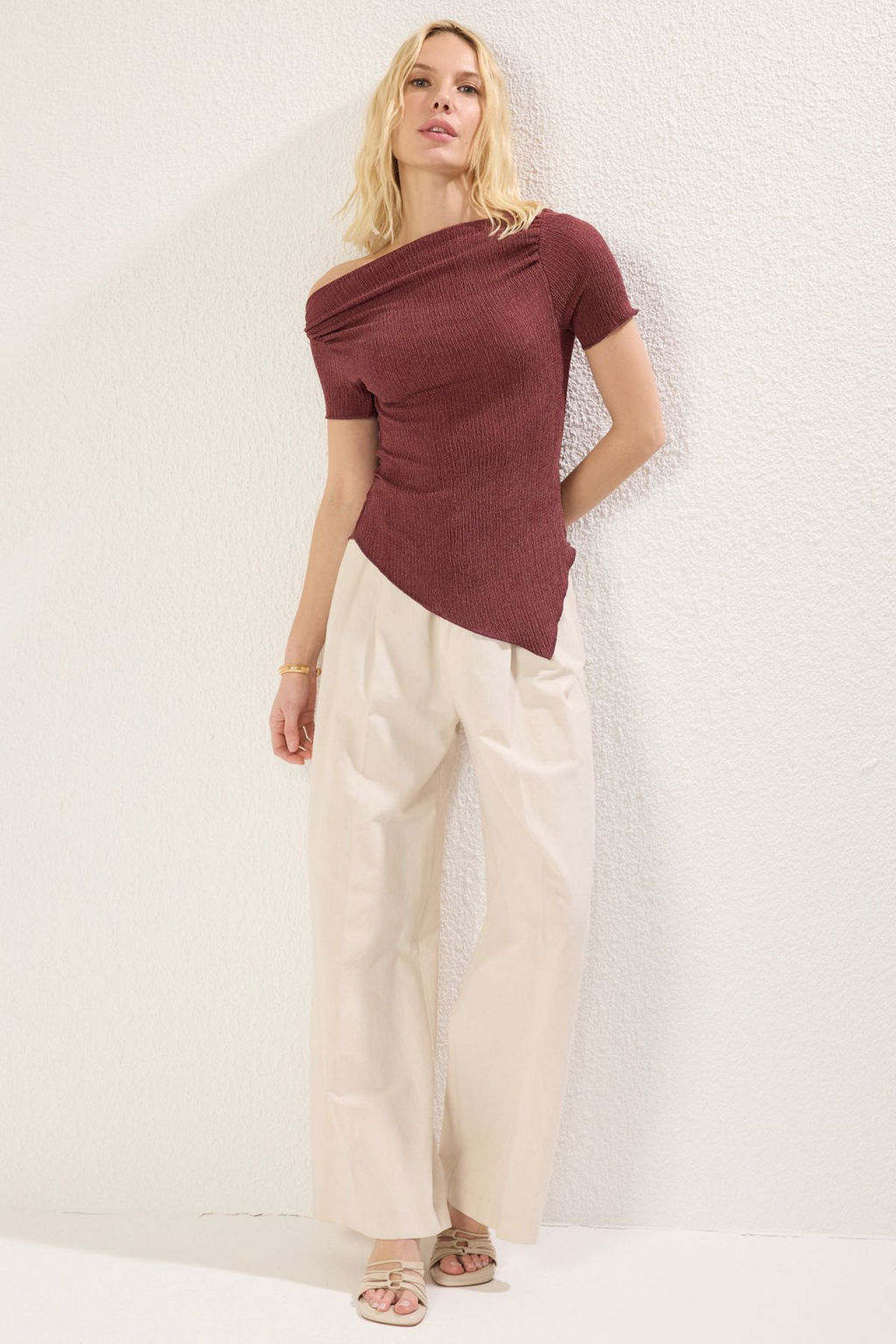 Trendyolmilla Bordo Asimetrik Buzgu/Drape Detayl? Vucuda Oturan Esnek Orme Bluz TWOSS25BZ00272  фото 8