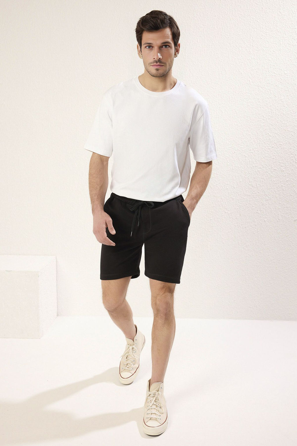 TRENDYOL MAN Haki Regular/Normal Kesim Basic Karyoka Dikisli Sort & Bermuda TMNSS25SR00021