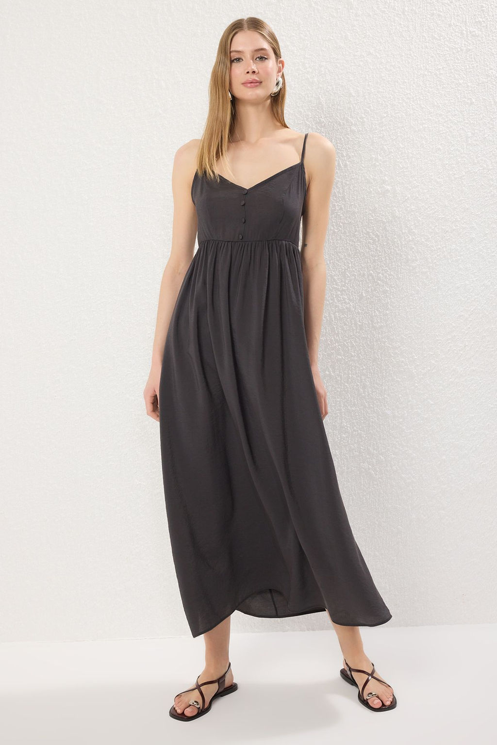 Trendyolmilla Antrasit Etegi Belden Ac?lan Maxi Modal Dokuma Elbise TWOSS25EL00624