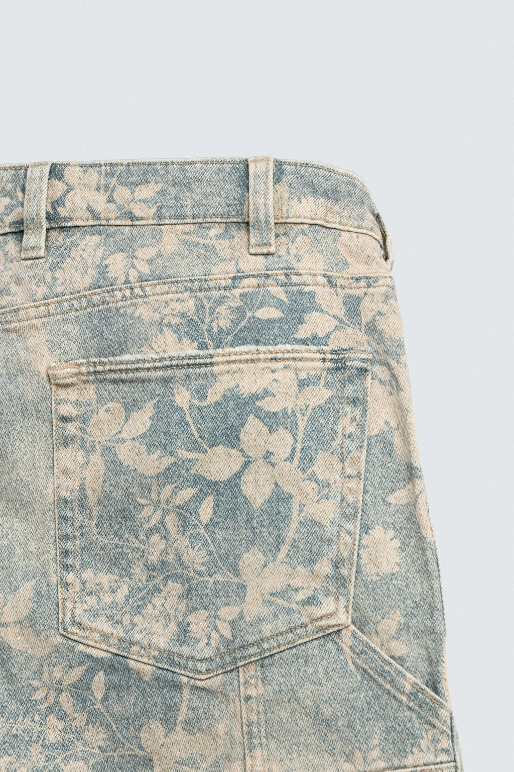 BERMUDA BOLSILLO CARPINTERO ESTAMPADO FLORAL / Estampado