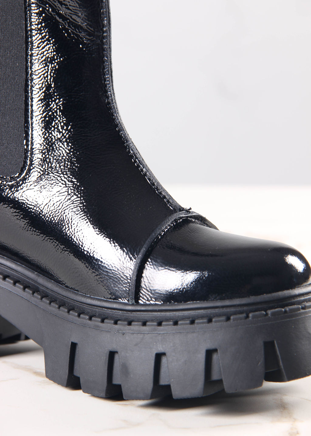 Челси 370.чанкиbl. Черный наплак/Мех