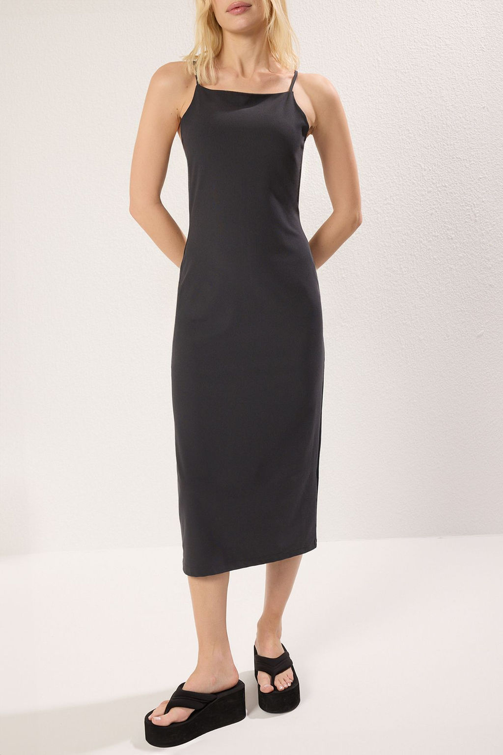 TRENDYOLMILLA Yag Yesili Kare Yaka Bodycone/Vucuda Oturan Midi Orme Elbise TWOSS25EL00082