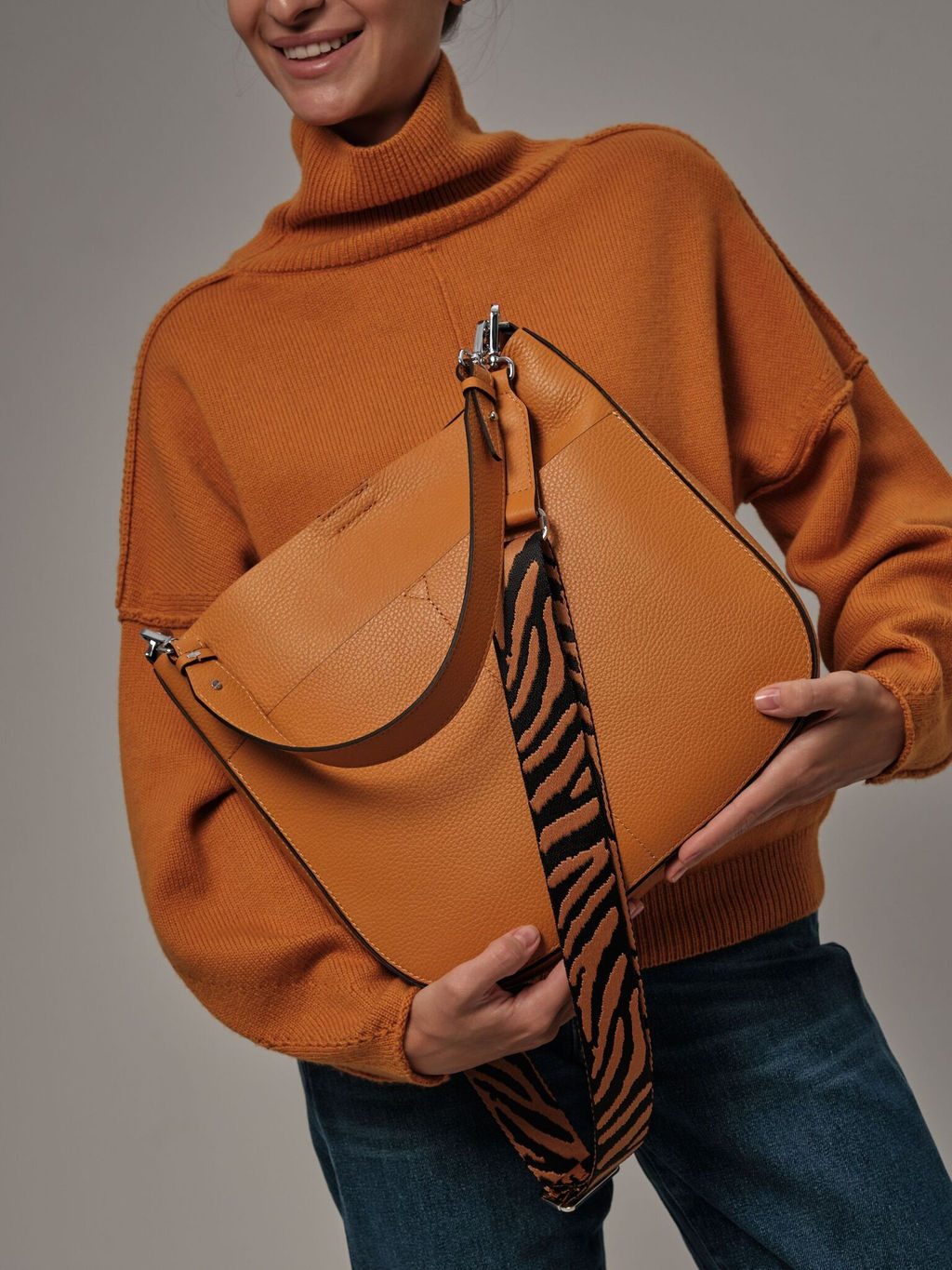 Сумка кожаная на плечо Azaro 30868 оранжевый карандаш