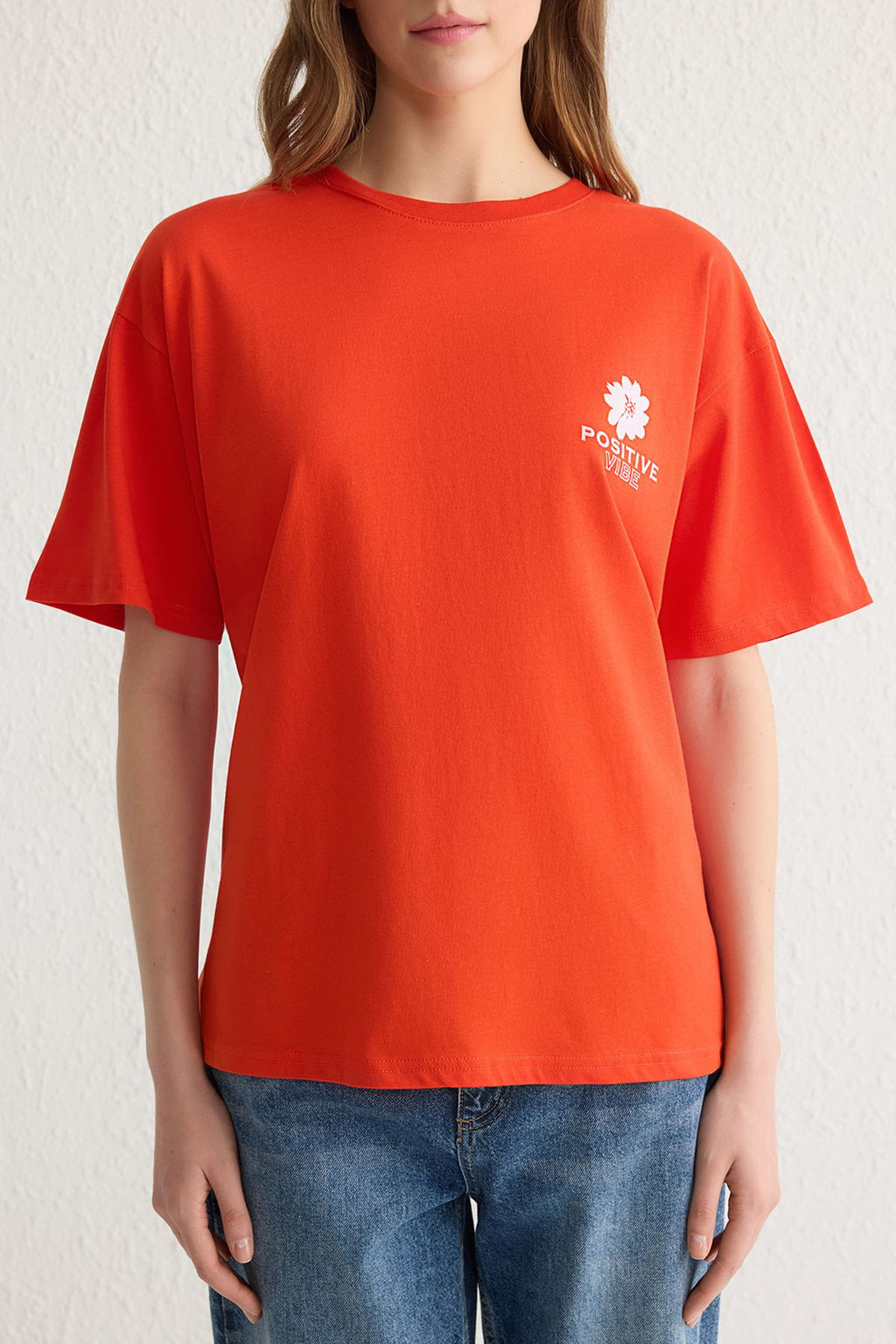 K?rm?z? %100 Pamuk S?rt Bask?l? Oversize/Genis Kal?p Bisiklet Yaka Orme T-Shirt TWOSS23TS00321