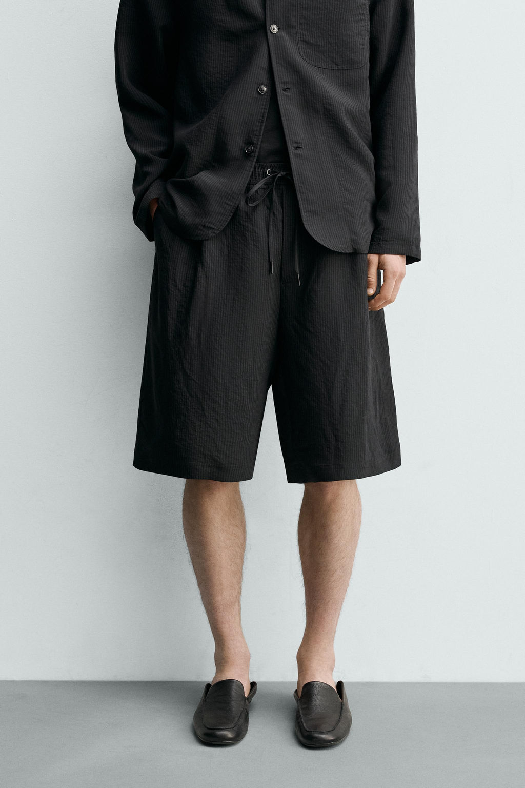 BERMUDA FLUIDA JACQUARD RAYAS / Negro - Zara фото 2