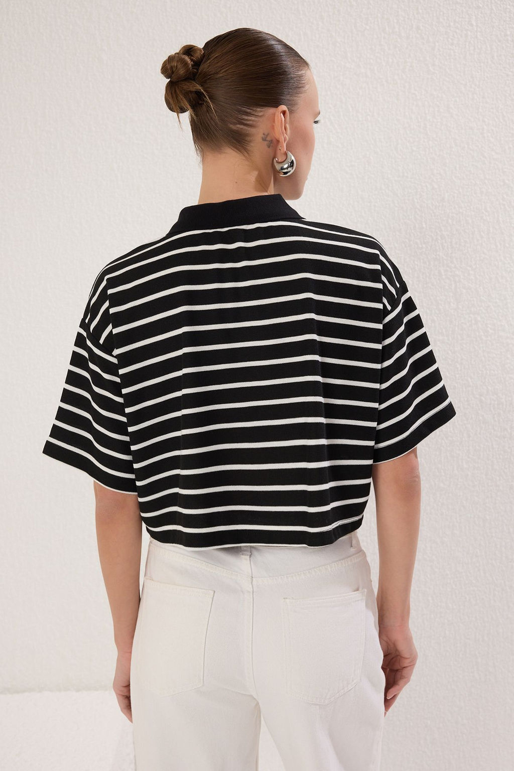 Siyah Cizgili Relaxed/Rahat Kal?p Crop Orme T-shirt TWOSS25TS00109