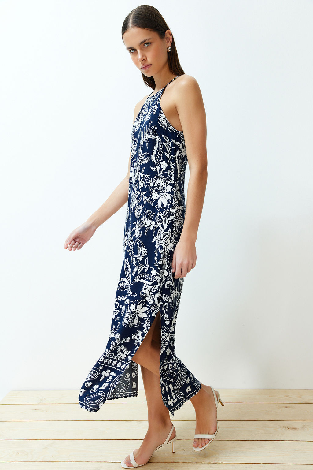 TRENDYOLMILLA Lacivert Cicekli Duz Kesim Viskon Maxi Dokuma Elbise TWOSS24EL00524  фото 2