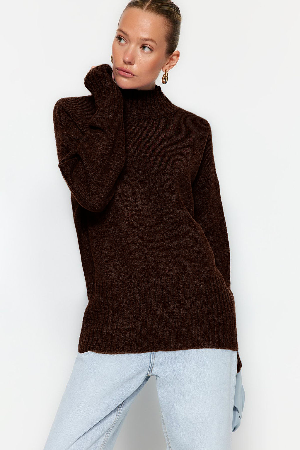 Kahverengi Genis Kal?p Yumusak Dokulu Basic Triko Kazak TWOAW23KZ00490