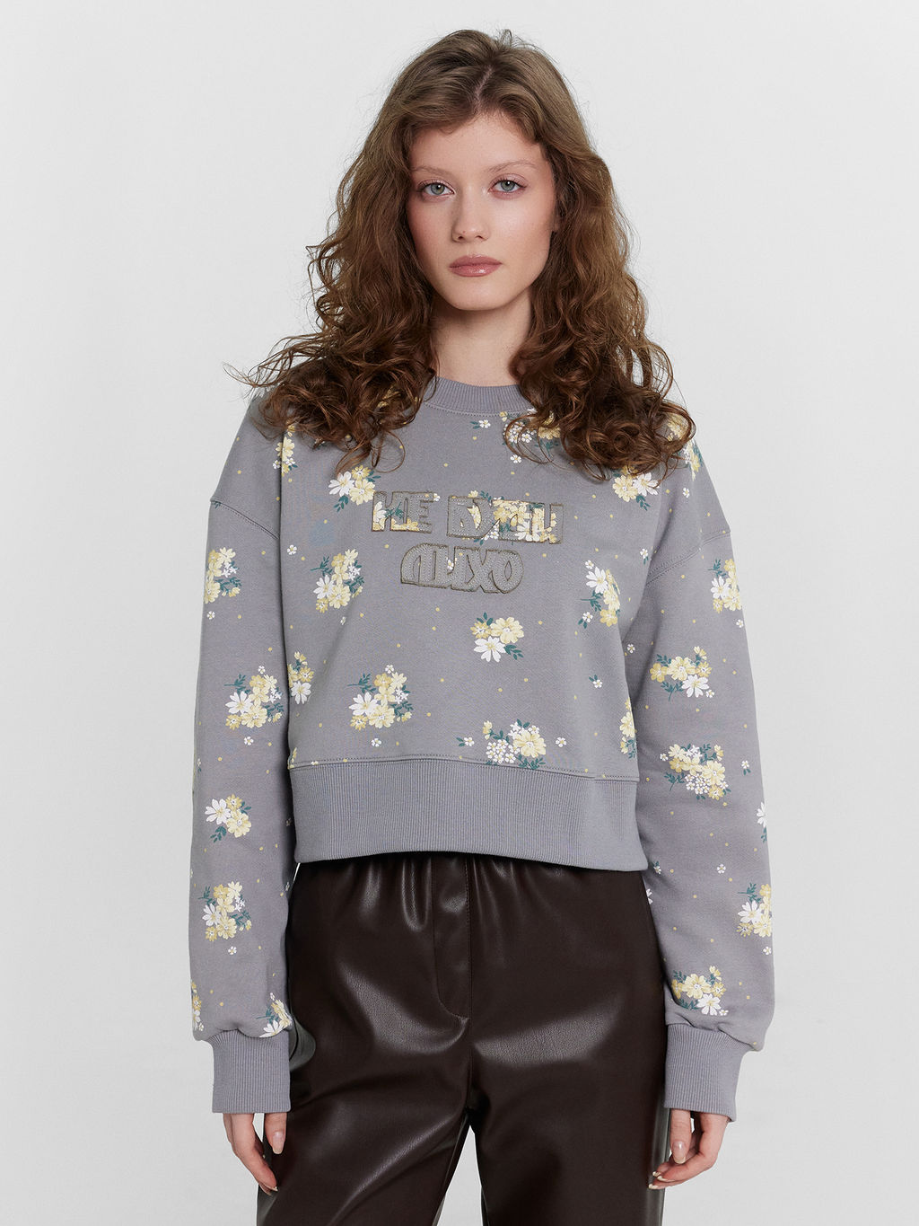 Свитшот женский серый "Не буди лихо" цветы на сером 122966